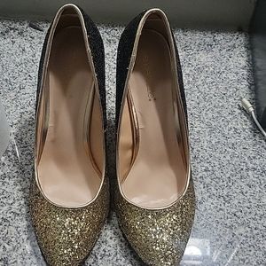 Shoe dazzle black and gold pumps